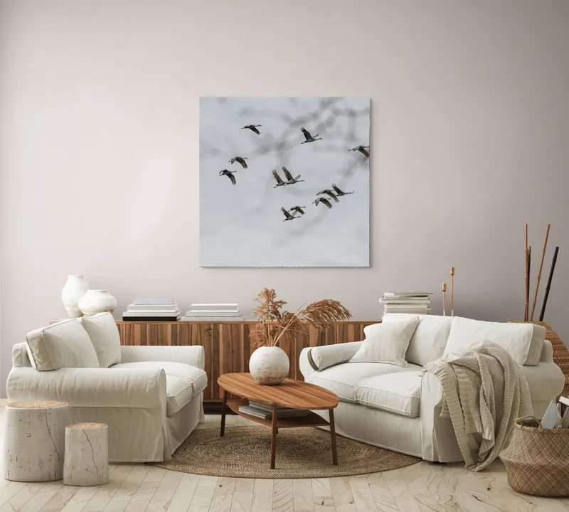 Tablou Canvas, "Dansul cocorilor sub cer înnorat", Zbor, Libertate, Cer, Păsări, Linie, Aripi, Dans, Grație, Natură, Vise, 100 x 100 cm – poza 3