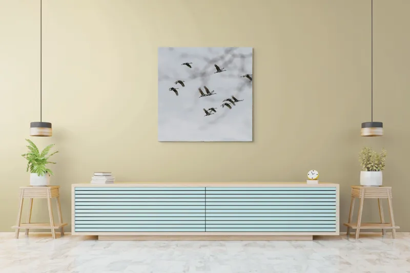 Tablou Canvas, "Dansul cocorilor sub cer înnorat", Zbor, Libertate, Cer, Păsări, Linie, Aripi, Dans, Grație, Natură, Vise, 100 x 100 cm – poza 5