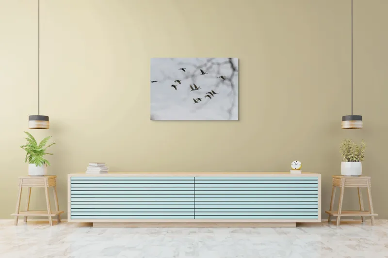 Tablou Canvas, "Dansul cocorilor sub cer înnorat", Zbor, Libertate, Cer, Păsări, Linie, Aripi, Dans, Grație, Natură, Vise, 100 x 70 cm – poza 4