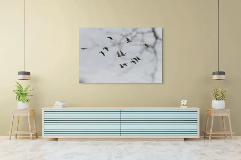 Tablou Canvas, "Dansul cocorilor sub cer înnorat", Zbor, Libertate, Cer, Păsări, Linie, Aripi, Dans, Grație, Natură, Vise, 150 x 100 cm – poza 6