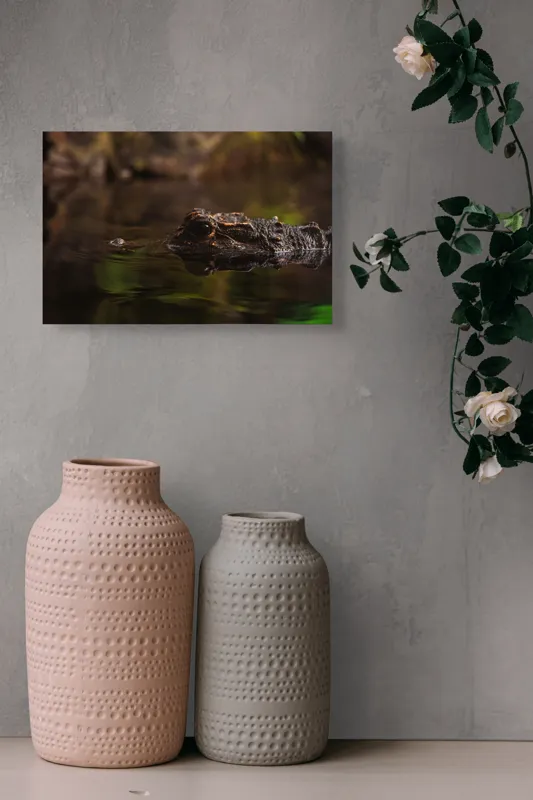 Tablou Canvas, "Prădătorul tăcut al apelor tulburi", Întuneric, Reflecție, Apă, Vegetație, Reptilă, 39 x 26 cm – poza 4