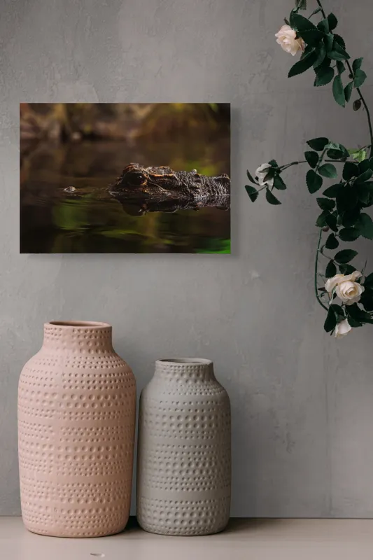 Tablou Canvas, "Prădătorul tăcut al apelor tulburi", Întuneric, Reflecție, Apă, Vegetație, Reptilă, 54 x 39 cm – poza 8