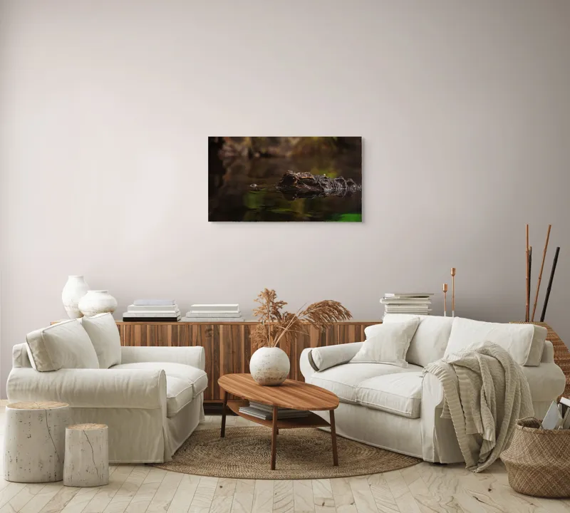 Tablou Canvas, "Prădătorul tăcut al apelor tulburi", Întuneric, Reflecție, Apă, Vegetație, Reptilă, 90 x 50 cm – poza 4