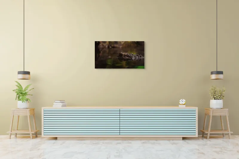 Tablou Canvas, "Prădătorul tăcut al apelor tulburi", Întuneric, Reflecție, Apă, Vegetație, Reptilă, 90 x 50 cm – poza 5