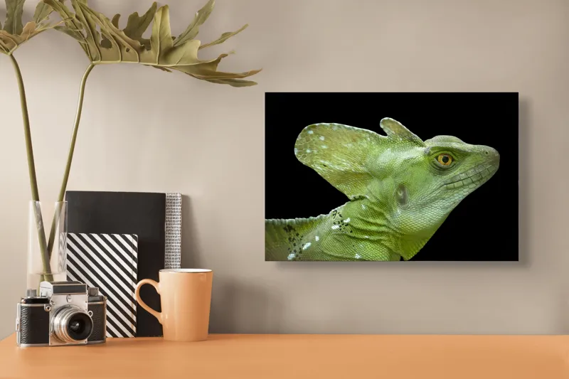 Tablou Canvas, "Portretul unui dragon verde enigmatic", Verde, Solzi, Frunză, Ochi, Textură, Contrast, Natură, Detalii, 39 x 26 cm – poza 3