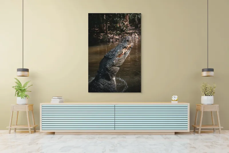 Tablou Canvas, "Crocodilul în apele mlăștinoase", Crocodil, Apă, Vegetație, Umbre, Natură, Zbucium, Forță, Faună, 100 x 150 cm – poza 4