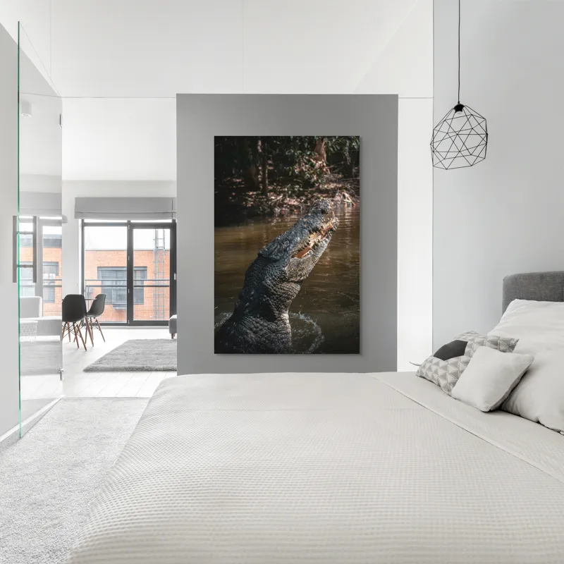 Tablou Canvas, "Crocodilul în apele mlăștinoase", Crocodil, Apă, Vegetație, Umbre, Natură, Zbucium, Forță, Faună, 100 x 150 cm – poza 5