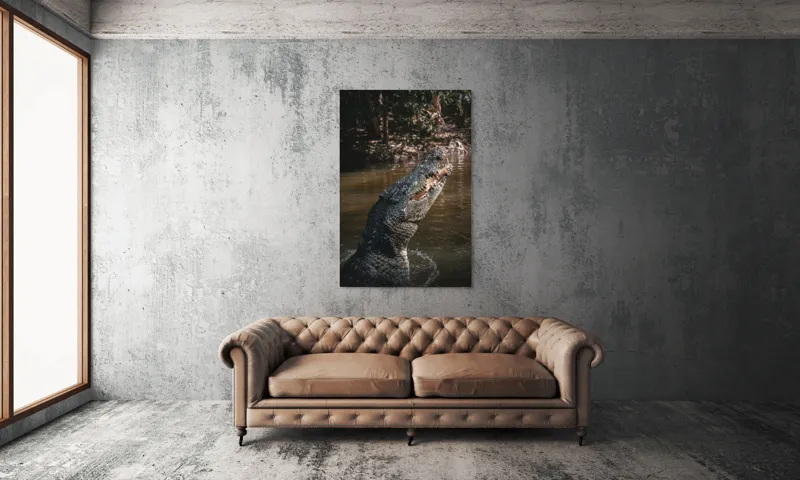 Tablou Canvas, "Crocodilul în apele mlăștinoase", Crocodil, Apă, Vegetație, Umbre, Natură, Zbucium, Forță, Faună, 100 x 150 cm – poza 6