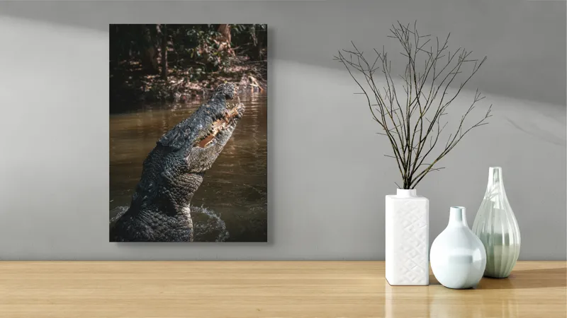 Tablou Canvas, "Crocodilul în apele mlăștinoase", Crocodil, Apă, Vegetație, Umbre, Natură, Zbucium, Forță, Faună, 39 x 54 cm – poza 4