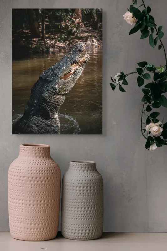 Tablou Canvas, "Crocodilul în apele mlăștinoase", Crocodil, Apă, Vegetație, Umbre, Natură, Zbucium, Forță, Faună, 39 x 54 cm – poza 6