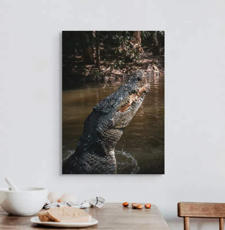 Tablou Canvas, "Crocodilul în apele mlăștinoase", Crocodil, Apă, Vegetație, Umbre, Natură, Zbucium, Forță, Faună, 50 x 70 cm – poza 3