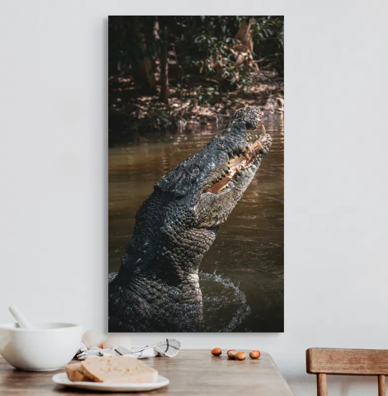 Tablou Canvas, "Crocodilul în apele mlăștinoase", Crocodil, Apă, Vegetație, Umbre, Natură, Zbucium, Forță, Faună, 50 x 90 cm – poza 3