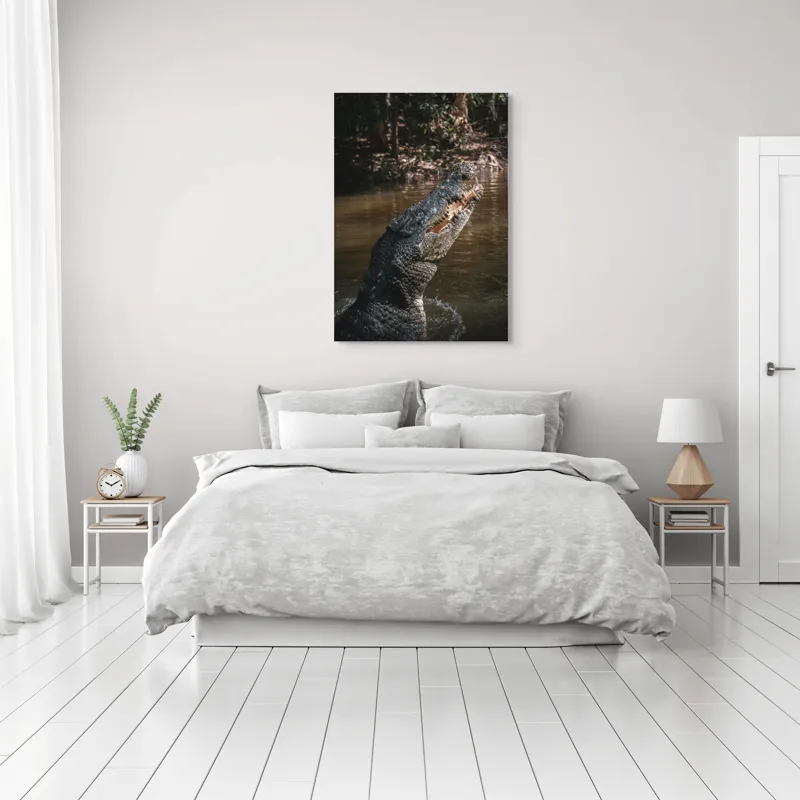 Tablou Canvas, "Crocodilul în apele mlăștinoase", Crocodil, Apă, Vegetație, Umbre, Natură, Zbucium, Forță, Faună, 70 x 100 cm – poza 3