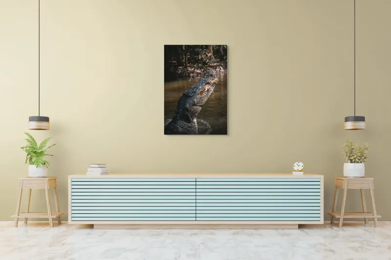 Tablou Canvas, "Crocodilul în apele mlăștinoase", Crocodil, Apă, Vegetație, Umbre, Natură, Zbucium, Forță, Faună, 70 x 100 cm – poza 5