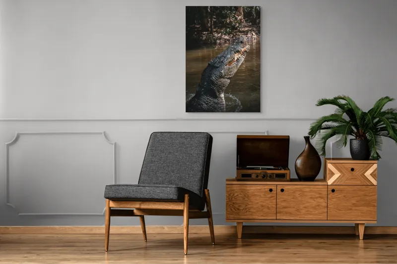Tablou Canvas, "Crocodilul în apele mlăștinoase", Crocodil, Apă, Vegetație, Umbre, Natură, Zbucium, Forță, Faună, 70 x 100 cm – poza 6