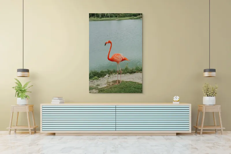 Tablou Canvas, "Flamingo pe malul lacului liniștit", Flamingo, Roz, Grațios, Apă, Verdeață, Cer, Eleganță, Natură, 100 x 150 cm – poza 4