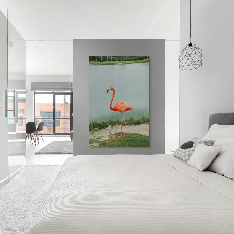 Tablou Canvas, "Flamingo pe malul lacului liniștit", Flamingo, Roz, Grațios, Apă, Verdeață, Cer, Eleganță, Natură, 100 x 150 cm – poza 5