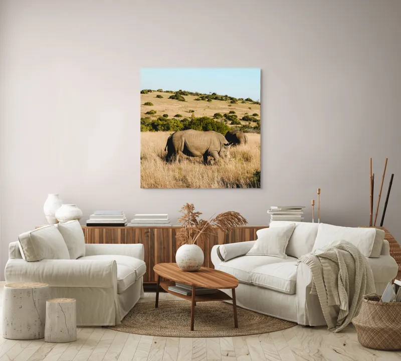Tablou Canvas, "Rinocerii în savana africană", Rinocer, Savana, Vegetație, Arbuști, Cer Senin, Pajiște, Peisaj, Natură, 100 x 100 cm – poza 3