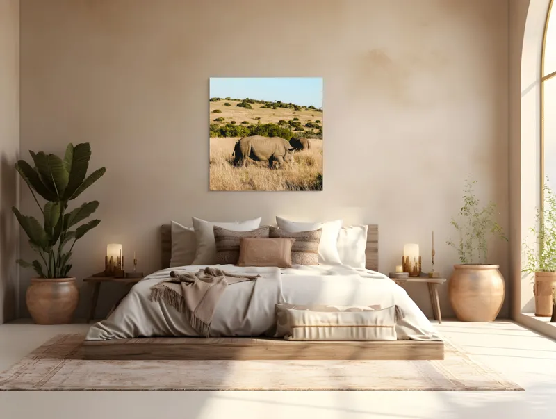 Tablou Canvas, "Rinocerii în savana africană", Rinocer, Savana, Vegetație, Arbuști, Cer Senin, Pajiște, Peisaj, Natură, 100 x 100 cm – poza 4