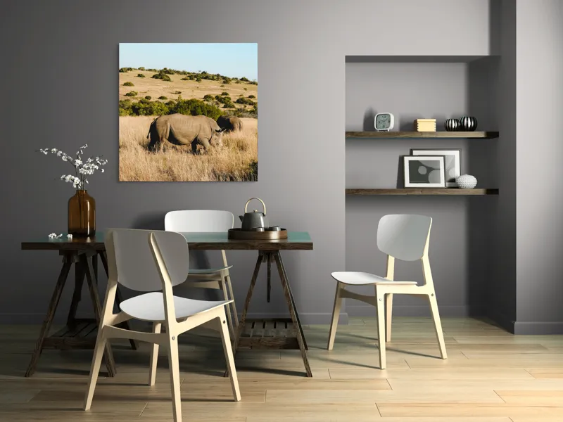 Tablou Canvas, "Rinocerii în savana africană", Rinocer, Savana, Vegetație, Arbuști, Cer Senin, Pajiște, Peisaj, Natură, 100 x 100 cm – poza 6