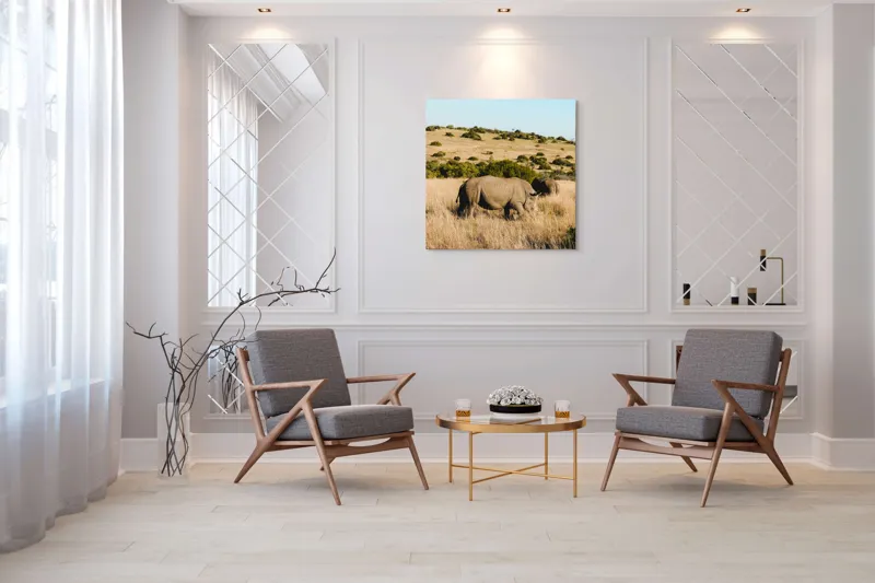 Tablou Canvas, "Rinocerii în savana africană", Rinocer, Savana, Vegetație, Arbuști, Cer Senin, Pajiște, Peisaj, Natură, 100 x 100 cm – poza 7