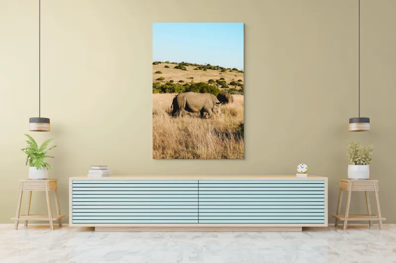 Tablou Canvas, "Rinocerii în savana africană", Rinocer, Savana, Vegetație, Arbuști, Cer Senin, Pajiște, Peisaj, Natură, 100 x 150 cm – poza 4