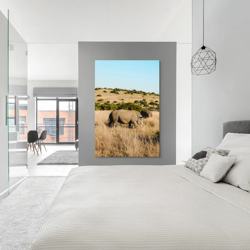 Tablou Canvas, "Rinocerii în savana africană", Rinocer, Savana, Vegetație, Arbuști, Cer Senin, Pajiște, Peisaj, Natură, 100 x 150 cm – poza 5