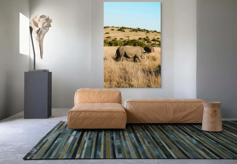 Tablou Canvas, "Rinocerii în savana africană", Rinocer, Savana, Vegetație, Arbuști, Cer Senin, Pajiște, Peisaj, Natură, 100 x 150 cm – poza 7