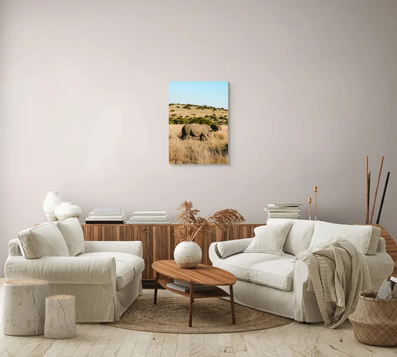 Tablou Canvas, "Rinocerii în savana africană", Rinocer, Savana, Vegetație, Arbuști, Cer Senin, Pajiște, Peisaj, Natură, 50 x 70 cm – poza 4