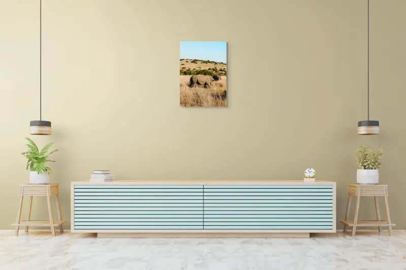 Tablou Canvas, "Rinocerii în savana africană", Rinocer, Savana, Vegetație, Arbuști, Cer Senin, Pajiște, Peisaj, Natură, 50 x 70 cm – poza 6
