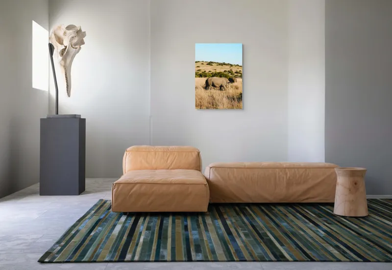 Tablou Canvas, "Rinocerii în savana africană", Rinocer, Savana, Vegetație, Arbuști, Cer Senin, Pajiște, Peisaj, Natură, 50 x 70 cm – poza 7