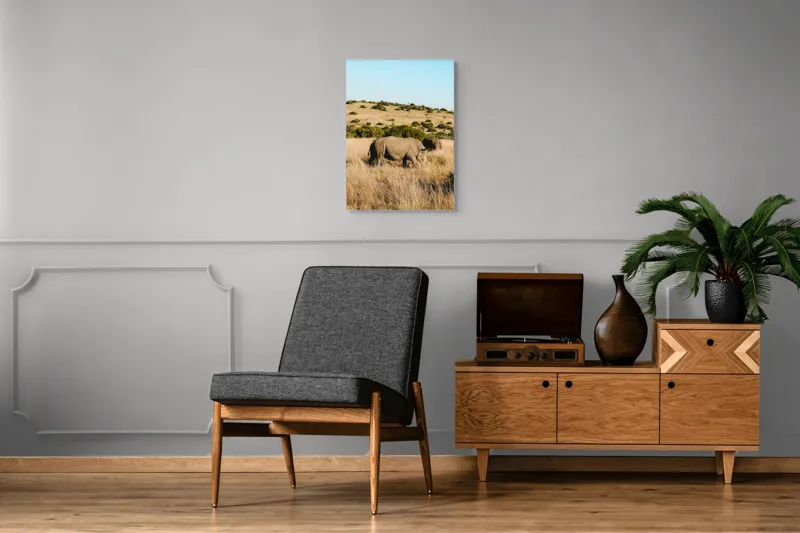 Tablou Canvas, "Rinocerii în savana africană", Rinocer, Savana, Vegetație, Arbuști, Cer Senin, Pajiște, Peisaj, Natură, 50 x 70 cm – poza 8