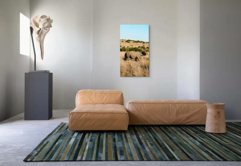 Tablou Canvas, "Rinocerii în savana africană", Rinocer, Savana, Vegetație, Arbuști, Cer Senin, Pajiște, Peisaj, Natură, 50 x 90 cm – poza 5