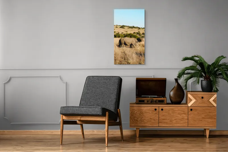 Tablou Canvas, "Rinocerii în savana africană", Rinocer, Savana, Vegetație, Arbuști, Cer Senin, Pajiște, Peisaj, Natură, 50 x 90 cm – poza 8