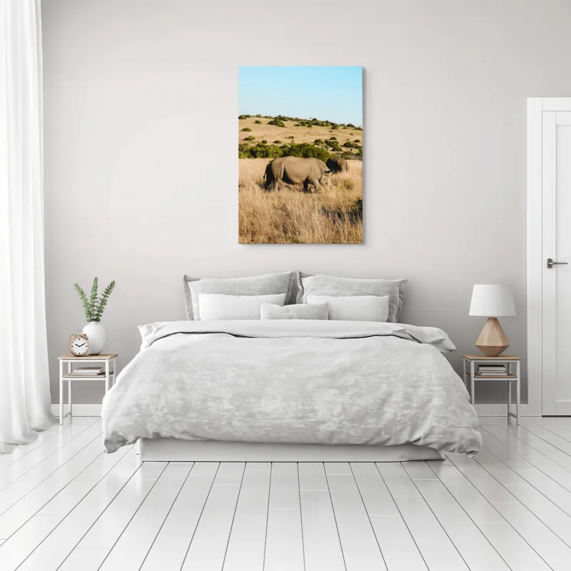 Tablou Canvas, "Rinocerii în savana africană", Rinocer, Savana, Vegetație, Arbuști, Cer Senin, Pajiște, Peisaj, Natură, 70 x 100 cm – poza 3