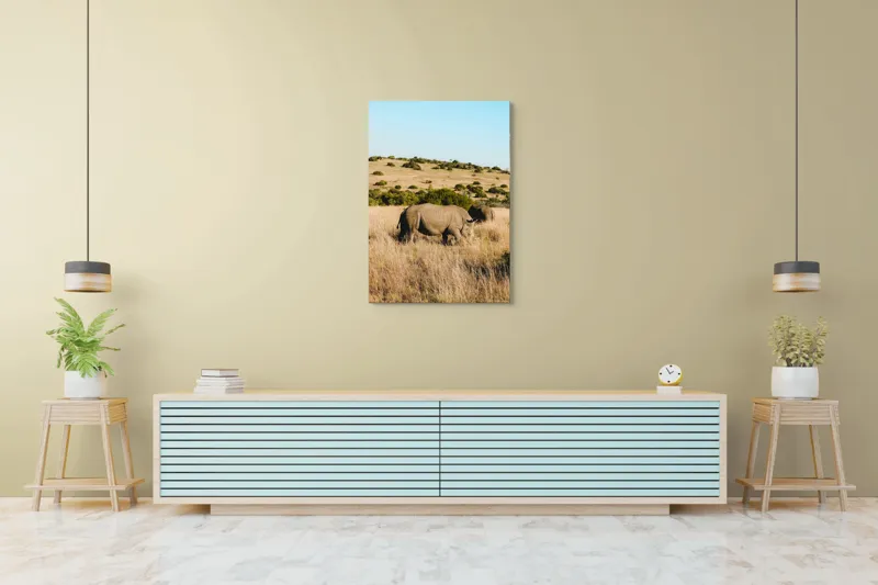 Tablou Canvas, "Rinocerii în savana africană", Rinocer, Savana, Vegetație, Arbuști, Cer Senin, Pajiște, Peisaj, Natură, 70 x 100 cm – poza 5