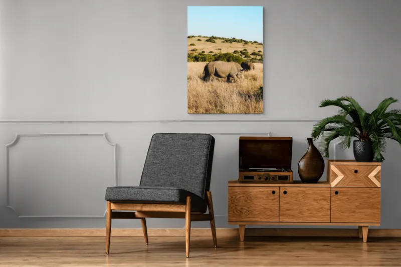 Tablou Canvas, "Rinocerii în savana africană", Rinocer, Savana, Vegetație, Arbuști, Cer Senin, Pajiște, Peisaj, Natură, 70 x 100 cm – poza 6