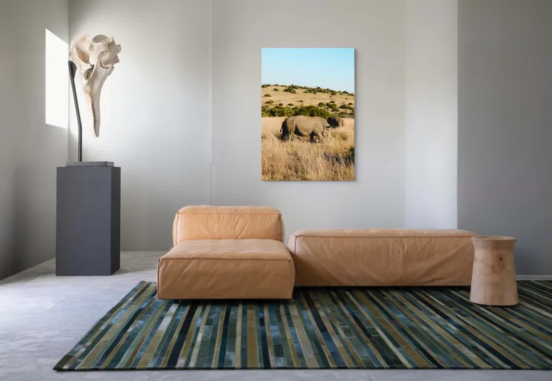 Tablou Canvas, "Rinocerii în savana africană", Rinocer, Savana, Vegetație, Arbuști, Cer Senin, Pajiște, Peisaj, Natură, 70 x 100 cm – poza 7