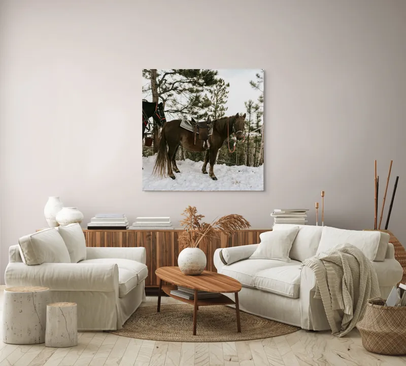 Tablou Canvas, "Cal în așteptarea plimbării montane", Cal, Zăpadă, Pădure, Șa, Iarnă, Copaci, Frânghie, Natură, Echitație., 100 x 100 cm – poza 3