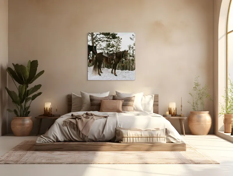 Tablou Canvas, "Cal în așteptarea plimbării montane", Cal, Zăpadă, Pădure, Șa, Iarnă, Copaci, Frânghie, Natură, Echitație., 100 x 100 cm – poza 4