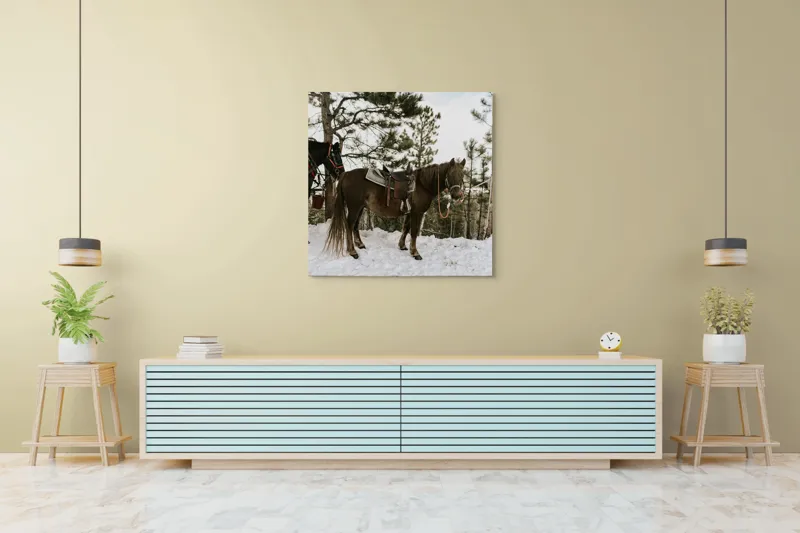 Tablou Canvas, "Cal în așteptarea plimbării montane", Cal, Zăpadă, Pădure, Șa, Iarnă, Copaci, Frânghie, Natură, Echitație., 100 x 100 cm – poza 5