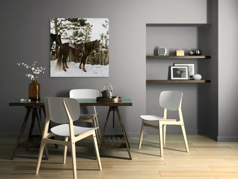 Tablou Canvas, "Cal în așteptarea plimbării montane", Cal, Zăpadă, Pădure, Șa, Iarnă, Copaci, Frânghie, Natură, Echitație., 100 x 100 cm – poza 6