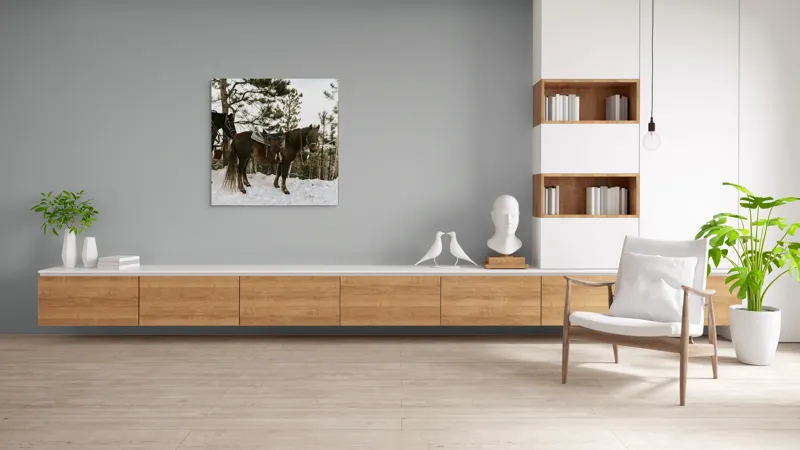 Tablou Canvas, "Cal în așteptarea plimbării montane", Cal, Zăpadă, Pădure, Șa, Iarnă, Copaci, Frânghie, Natură, Echitație., 100 x 100 cm – poza 8