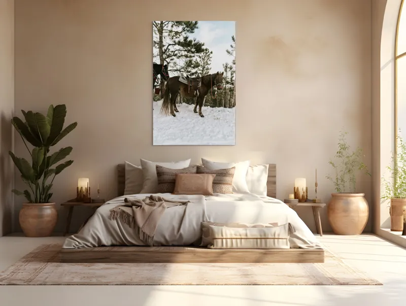 Tablou Canvas, "Cal în așteptarea plimbării montane", Cal, Zăpadă, Pădure, Șa, Iarnă, Copaci, Frânghie, Natură, Echitație., 100 x 150 cm – poza 3