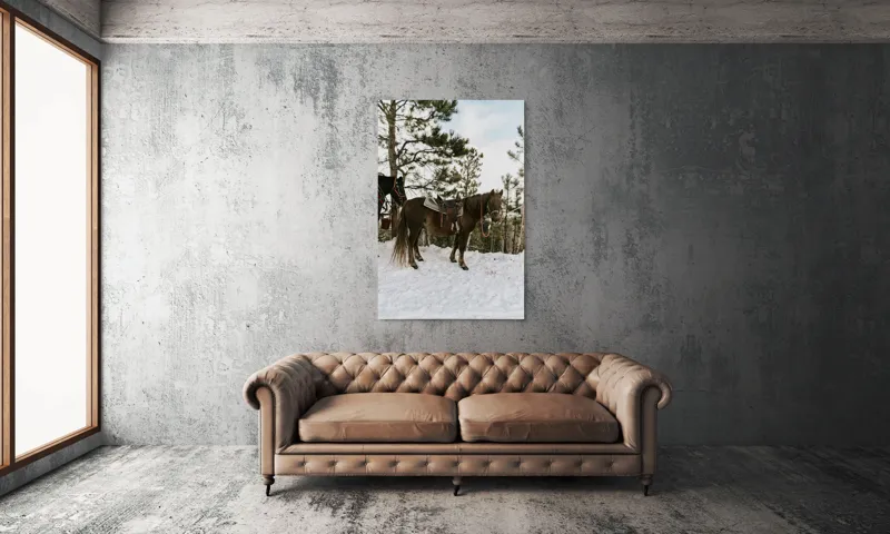 Tablou Canvas, "Cal în așteptarea plimbării montane", Cal, Zăpadă, Pădure, Șa, Iarnă, Copaci, Frânghie, Natură, Echitație., 100 x 150 cm – poza 6