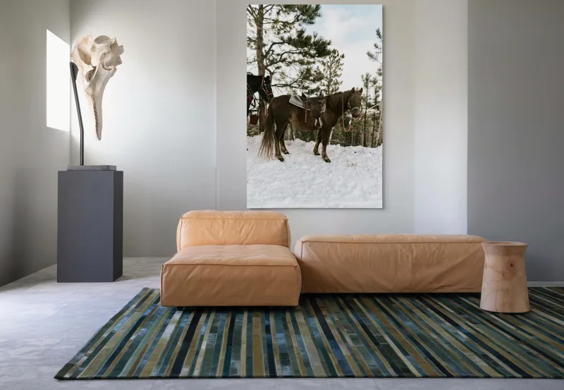 Tablou Canvas, "Cal în așteptarea plimbării montane", Cal, Zăpadă, Pădure, Șa, Iarnă, Copaci, Frânghie, Natură, Echitație., 100 x 150 cm – poza 7