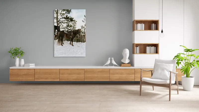 Tablou Canvas, "Cal în așteptarea plimbării montane", Cal, Zăpadă, Pădure, Șa, Iarnă, Copaci, Frânghie, Natură, Echitație., 100 x 150 cm – poza 8