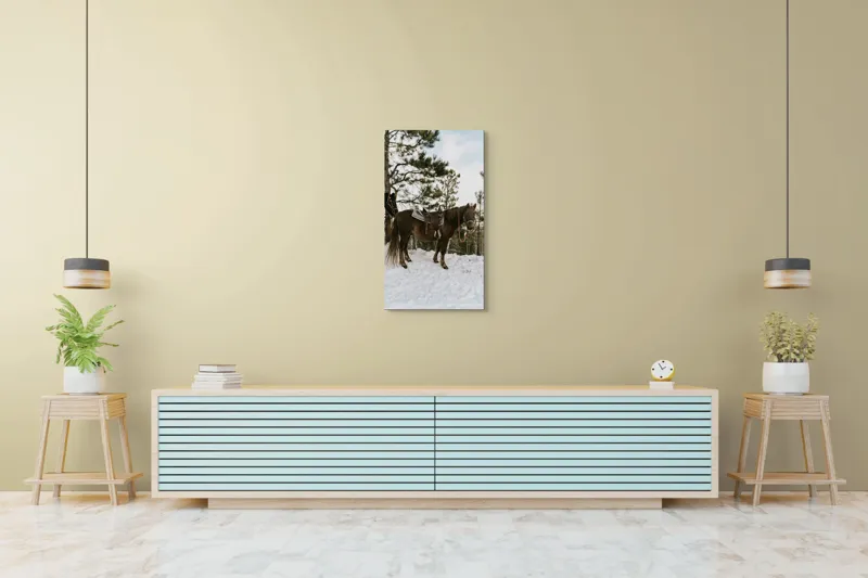 Tablou Canvas, "Cal în așteptarea plimbării montane", Cal, Zăpadă, Pădure, Șa, Iarnă, Copaci, Frânghie, Natură, Echitație., 50 x 90 cm – poza 6