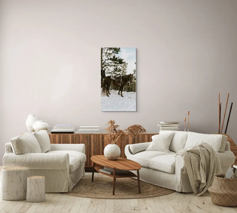 Tablou Canvas, "Cal în așteptarea plimbării montane", Cal, Zăpadă, Pădure, Șa, Iarnă, Copaci, Frânghie, Natură, Echitație., 50 x 90 cm – poza 7