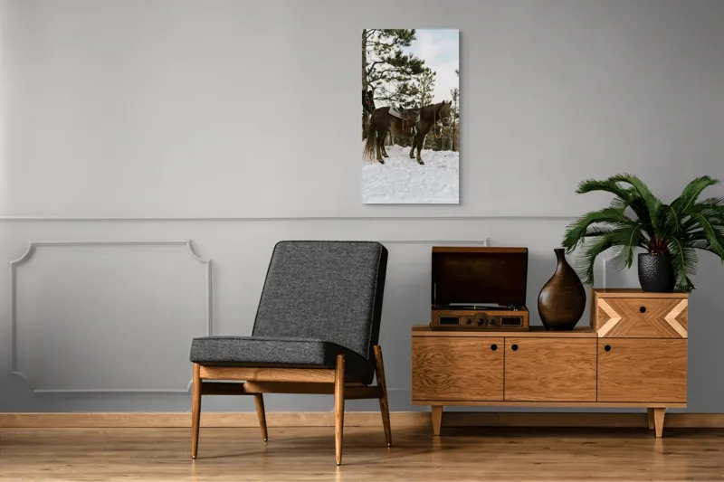 Tablou Canvas, "Cal în așteptarea plimbării montane", Cal, Zăpadă, Pădure, Șa, Iarnă, Copaci, Frânghie, Natură, Echitație., 50 x 90 cm – poza 8